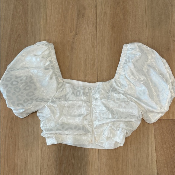 Vestique size small white leopard top. - Picture 2 of 3